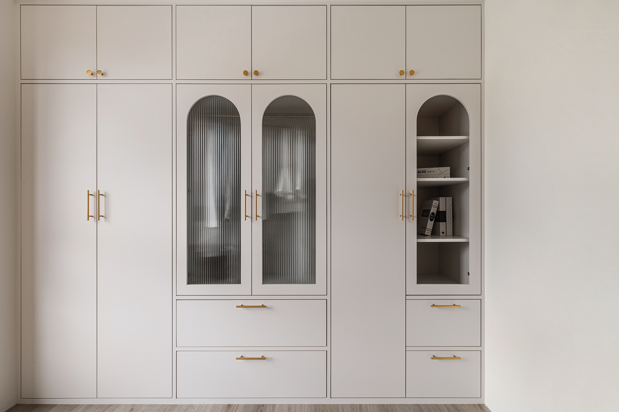 【黃銅與木的年代光澤】